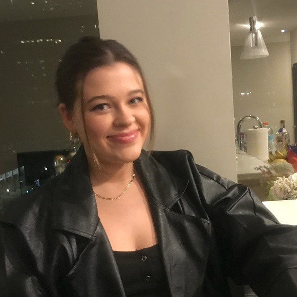 Meet your Posher, Hayley - Picture 1 of 1